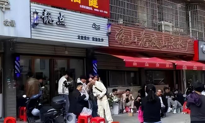 曉華理發店門口已有特警執勤,曉華理發店門口特警執勤與高速方案規劃初探,全局性策略實施協調_負版33.98.85