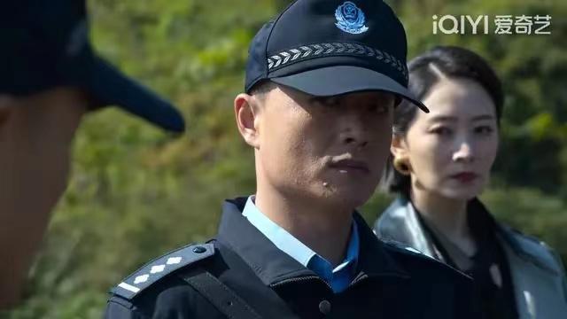 我是刑警群演不是真警察政委。雖然劇中有很多警察的戲份，但群演并不都是真正的警察或政委。他們只是扮演警察的角色，為了呈現(xiàn)更真實的場景和效果，可能接受了相關(guān)的培訓(xùn)和指導(dǎo)。以上信息僅供參考，更多詳情建議咨詢劇組工作人員獲取。