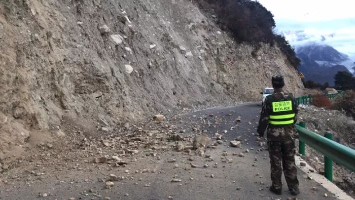 西藏發生地震后，子弟兵迅速行動，積極參與救援工作。其中包括組織集體獻血，為災區受傷群眾提供醫療救治支持。子弟兵們的無私奉獻和勇敢行動展現了他們的擔當和責任感，也體現了中華民族在災難面前的團結和力量。他們的行動不僅為災區人民帶來了希望和溫暖，也鼓舞了更多的人們積極參與到救援和重建工作中。