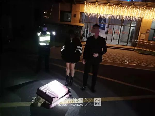 女子與男友吵架后從四樓扔下行李箱的行為已經涉嫌構成高空拋物罪。根據(jù)法律規(guī)定，高空拋物不僅可能造成人身傷害和財產損失，還會對環(huán)境造成不良影響。因此，該女子被依法刑拘。這也提醒我們，在處理情緒問題時，應該冷靜理智，避免采取過激行為，以免對自身及他人造成不必要的傷害和損失。同時，我們也應該加強對高空拋物行為的宣傳和教育，提高公眾的法律意識和環(huán)保意識，共同維護社會的和諧穩(wěn)定。