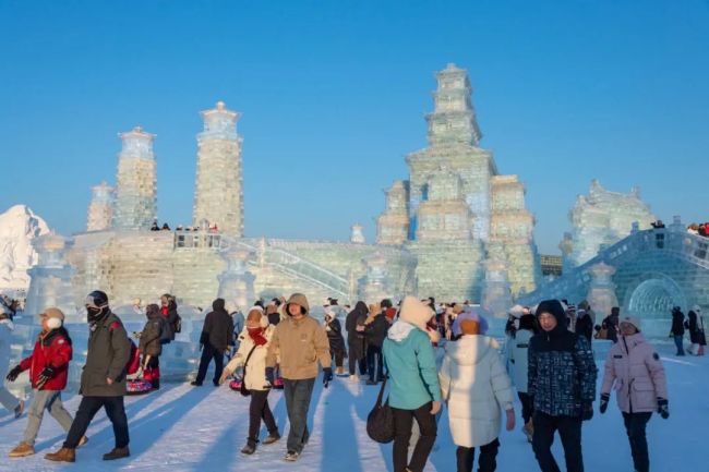 冰雪大世界開園 游客裹棉被排隊