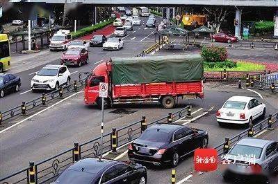 男子路遇“無頭”貨車行駛在路上