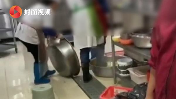 學校食堂員工腳踩食材監控曝光