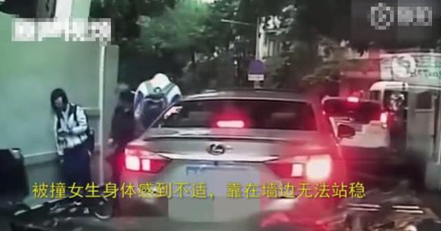 女孩險(xiǎn)被車撞路過男子反手一把拽回