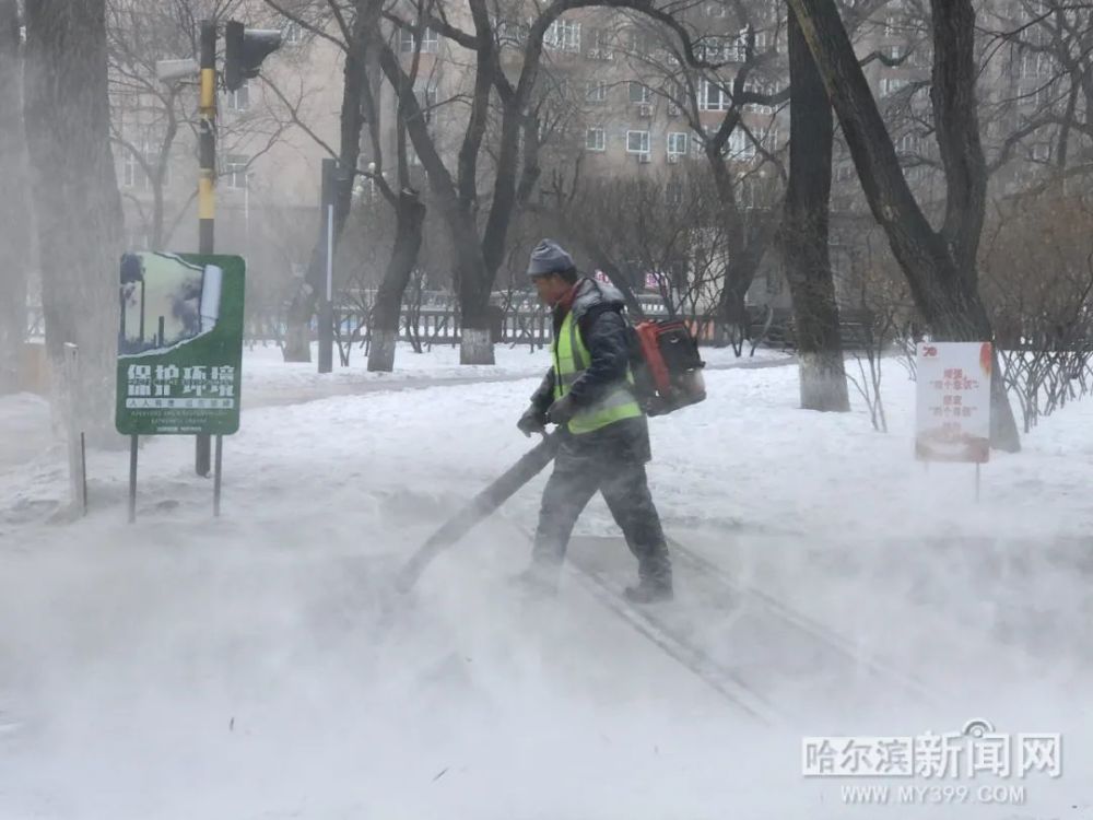 #哈爾濱街頭空降雪王方陣#