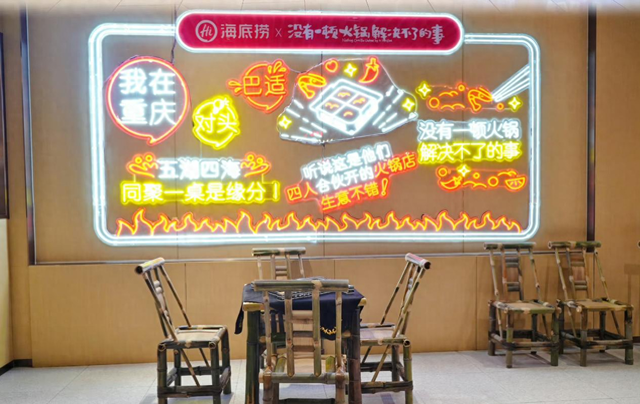 上海海底撈一門店員工集體學韓語