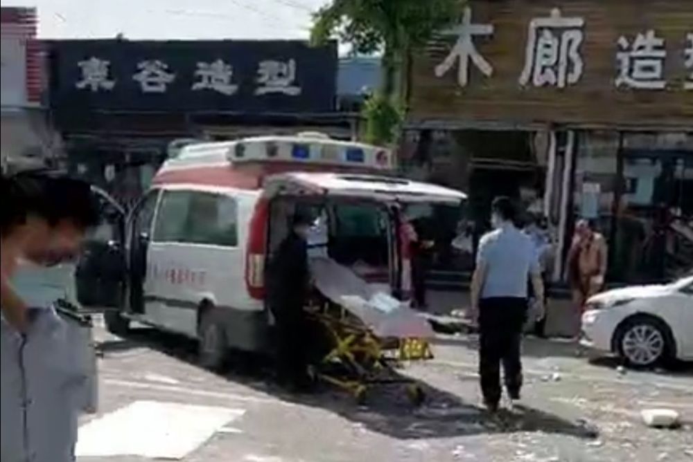 客車側翻路邊多名傷者送醫治療