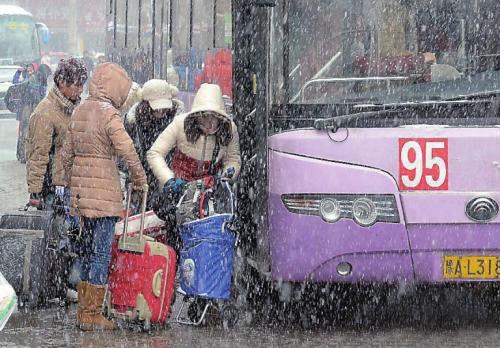 揭秘新澳精準資料免費提供,春運高峰遇暴雪 有人被堵高速