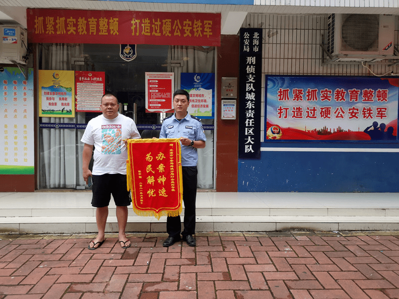 494949最快的開獎香港,時代少年團乘坐的車輛遭人圍堵