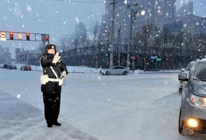 新澳門內部資料大全,司機雪天誤入重慶山路熱心大哥解圍