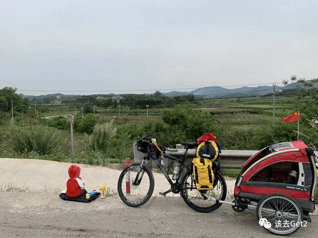 2025年什么生肖運氣好,女兒回應爸爸騎摩托護送20多公里