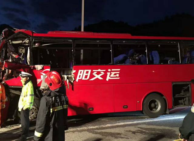 香港紅姐論壇資料大全,客車側翻路邊多名傷者送醫治療