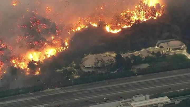 2025港澳免費資料600圖庫,洛杉磯富人區(qū)被山火席卷