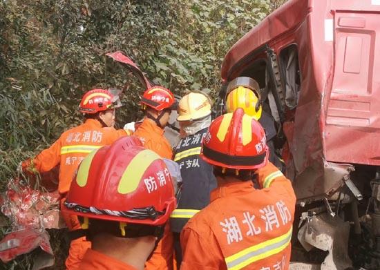 118118圖庫彩圖管家婆,貨車撞上限高桿司機被困 消防救人實證解答解釋定義_戰略版68.51.89